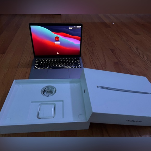 2020 13 inch Mac book air apple M1 chip